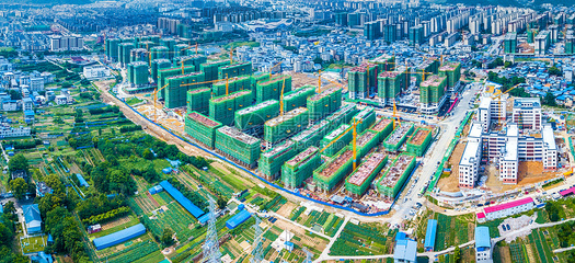 全景航拍視角 房地產(chǎn)開發(fā)建設(shè)與城中村的鮮明對比